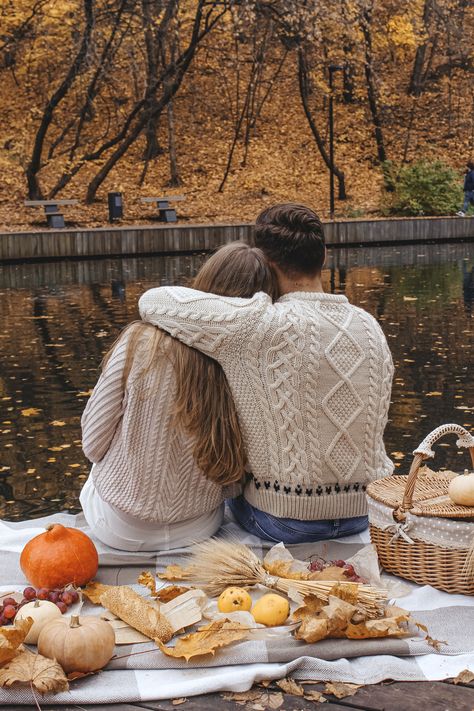 Picnic Aesthetics, Autumn Photo Shoot, Autumn Picnic, Picnic Photo Shoot, Ideas For Autumn, Park Picnic, Family Photoshoot Poses, Fall Picnic, Picnic Inspiration