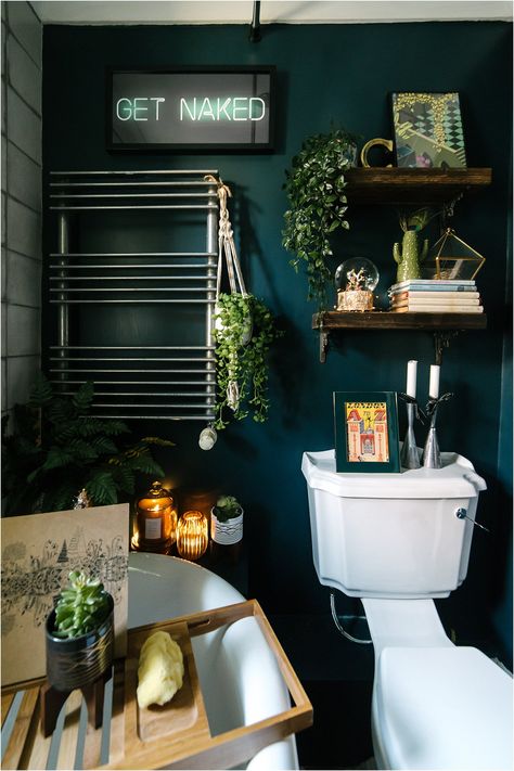 Hague Blue Bathroom, Coral Bathroom Decor, Makeover Kamar Mandi, Dark Green Bathrooms, Dark Bathrooms, Eclectic Bathroom, School Tomorrow, Neon Decor, Bad Inspiration