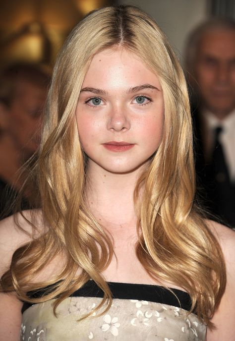 Elle Fanning Hair, Ellie Fanning, Elle Fanning Style, Dakota And Elle Fanning, Glittery Eyes, Genghis Khan, Dakota Fanning, Long Blonde, Elle Fanning