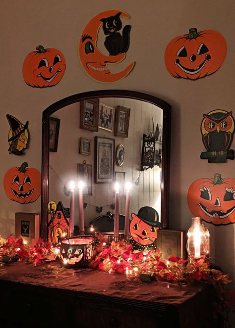 Old Fashioned Halloween Decorations, Classic Halloween Decor Living Room, 80s Halloween Decor, 90s Halloween Aesthetic Decor, 2000s Halloween Decor, Vintage Halloween Room, Vintage Halloween Aesthetic Decor, 90s Halloween Decorations, 90’s Halloween