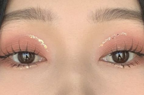 Korean Makeup Trends, Eyeshadow Highlighter, Make Up Gold, Cute Eye Makeup, Korean Eye Makeup, Liquid Blush, Ethereal Makeup, Pinterest Makeup, Makijaż Smokey Eye