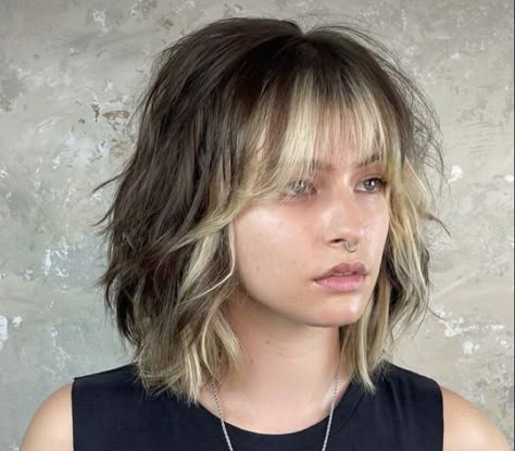 Short Curtain Bangs Money Piece, Short Shag Blonde Highlights, Moneypiece Short Hair, Short Hair Color Blocking, Short Shag With Highlights, Color Blocking Bangs, Short Hair Dye Ideas Brown, Money Piece Bangs Hair, Bang Money Piece