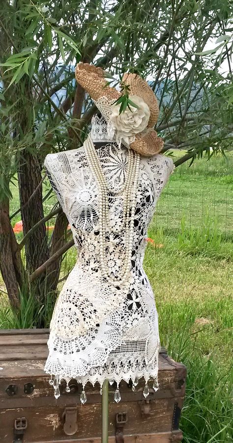 Country Dazzle Doilies Dressform Dress Form Decor, Mannequin Decor, Art Mannequin, Dress Mannequin, Doily Art, Vintage Dress Form, Mannequin Art, Doilies Crafts, Vintage Mannequin