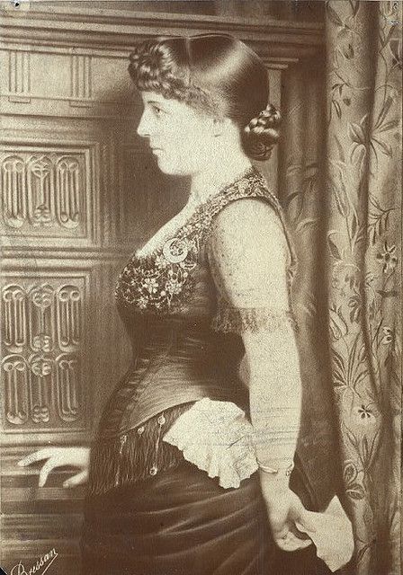 Though today we'd scarcely bat an eye at the image of a pregnant celebrity, during the Victorian era it was rather uncommon for a women (be she famous or not) to be photographed (as stage actress Lilly Langtry was here) when she was in the "family way". #pregnant #Victorian #actress #vintage #antique #women #beautiful #stage #Lilly_Langtry Pregnant Celebrity, Lillie Langtry, Victorian Life, The Victorian Era, Pregnant Celebrities, Victorian Women, Interesting History, Women In History, Vintage Photographs