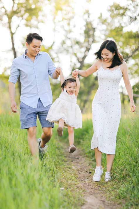 Photoshoot Park, Summer Family Photoshoot, Lotus Photography, Family Mini Sessions, Summer Family Photos, Rock Photography, Family Photoshoot Outfits, Family Summer, Family Shoot