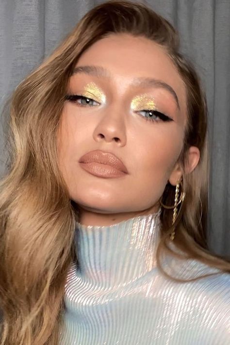 Celebrity Makeup Looks to Try This Fall 2019 - Popsugar Celebrity Makeup Looks, Bright Makeup, Celebrity Makeup, Blonde Hair, Makeup Looks, A Woman, Blonde, Makeup, Hair