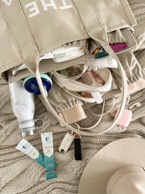 What’s In My Mom Bag, Mom Bags Everyday, Mom Purse, Mom Bag, Mom Purse Essentials, Mom Bag Essentials, Sporty Mom, Mom Purses, Tote Bag Organizer