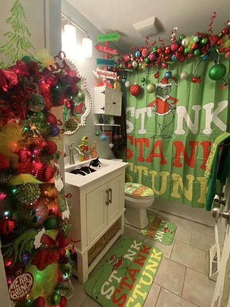 Grinch Love 2023 | Our Grinchy bathroom 💚 | Facebook The Grinch Bathroom Decor, Grinch Christmas Decorations Bedroom, Grinch Christmas Living Room, Grinch Bathroom Decor Ideas, Grinch Room Decor, Grinch Bathroom Ideas, Grinch Decor Diy, Grinch Living Room, Grinch Diy Decor