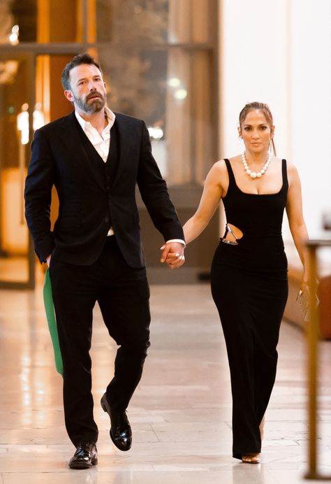 All of Jennifer Lopez's honeymoon outfits with Ben Affleck Jlo And Ben Affleck, Ben Affleck Jennifer Lopez, Ben And Jen, Honeymoon Wardrobe, J Lo Fashion, Honeymoon Outfits, Chanel Pearls, Celebrity Lifestyle, Rugged Style