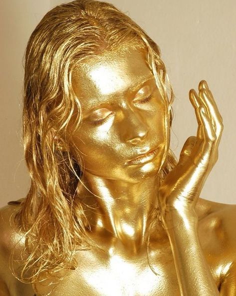 Gold #bodyart #bodypaint #goldpaint #gold #bodypainting #artoftheday #artofinstagram #artinspiration #fashion Paintings Tumblr, James Bond Party, Look Festival, Richard Wagner, Gold Bodies, Foto Inspiration, Gull, Gold Paint, Body Painting