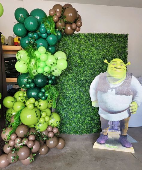 Shrek Hallway Decorations, Shrek Party For Adults, Shrek Birthday Party For Adults, Shrek Birthday Party Aesthetic, Shrek Theme Decorations, Shrek Christmas Decorations, Shrek Breakfast, Shriek Birthday Party Ideas, Shriek Party Theme