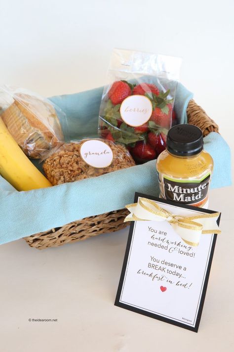 breakfast-in-bed-gift-basket-theidearoom-7 Brunch Gift Basket, Brunch Gifts, Breakfast Gift Basket, Breakfast Basket, Creative Gift Baskets, Breakfast Gift, Free Printable Gifts, Free Printable Gift Tags, Diy Gift Baskets