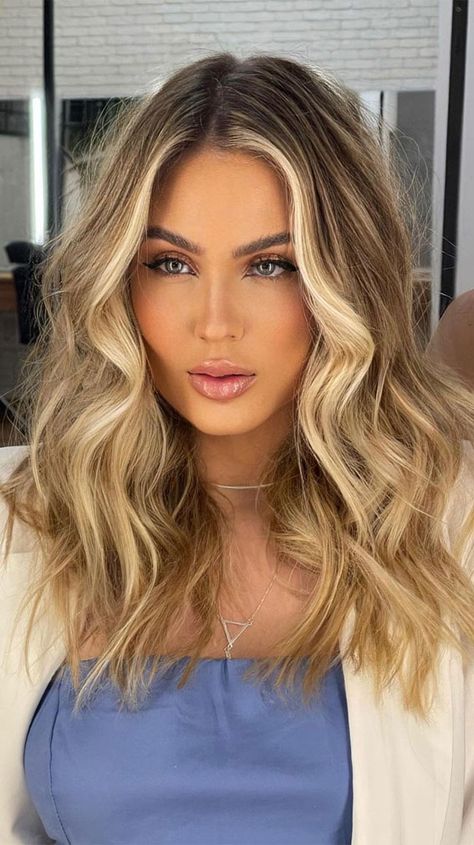 beach blonde, blonde face framing highlights, blonde face framing balayage hightlights Blonde Face Framing, Blonde Highlights Ideas, Blonde Foils, Face Framing Hair, Warm Blonde Hair, Hair Foils, Highlights Ideas, Short Brown Hair, Brown Hair With Blonde Highlights