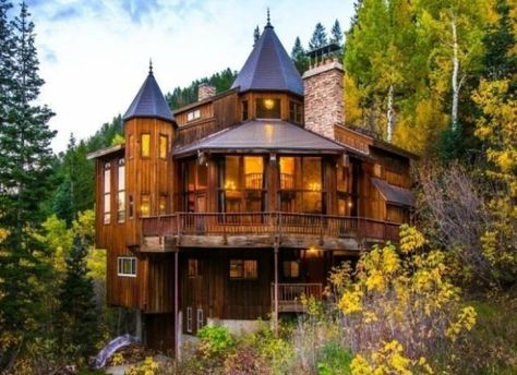 Castle Cabin in the Mountains - Unique Home and Real Estate - Good Housekeeping Fairy Tale Homes, Wooden Castle, Architecture Unique, Cabin In The Mountains, Decor Ikea, Log Cabin Homes, Unique Houses, Cabin In The Woods, Retro Home Decor