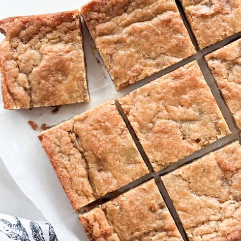 These sourdough blondies are a decadent and delicious way to use your sourdough discard. They are gooey, rich and perfectly sweet. Sourdough Blondies, Strawberry Cinnamon Rolls, Sourdough Starter Discard Recipe, Chocolate Chip Blondies, Thumbprint Cookies Recipe, Buttery Shortbread Cookies, Holiday Cookie Exchange, Pumpkin Cinnamon Rolls, Sour Dough