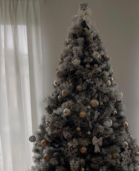 via @ chiaramarie on IG 🫶🏼 #christmas #christmastree #christmasdecor #tree #aesthetic #christmasaesthetic #beige #xmastree Beige Christmas Aesthetic, Christmas Tree Beige, White Xmas Decor, Beige Christmas Tree, Christmas Tree Aesthetic, Beige Christmas, Tree Aesthetic, Faux Christmas Trees, Days Until Christmas