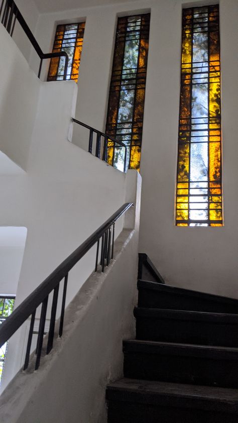 Staircase Wall Window Design, Staircase Window Decor Ideas, Living Room Stair Wall Decor, Stair Window Design, Stairs Window Design, Staircase Wall Designs, Stairwell Skylight, Staircase Window Design, Staircase Windows