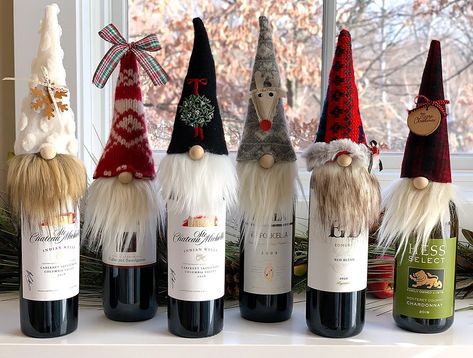 Gnome Bottle Toppers, Gnome Bottle Topper Diy, Gnome Christmas Party Ideas, Diy Gnome Gifts, Gnome Wine Bottle Toppers Diy, Wine Gift Ideas Diy, Wine Christmas Gift Ideas, Christmas Banners Ideas Diy, Wine Bottle Toppers Diy