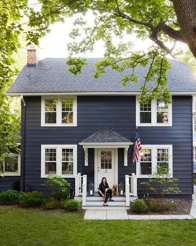 Design editor Michelle Adams puts down Midwest roots by creating the seaside home of her dreams—minus the water. For more details, see our story. Small Colonial House, Small Colonial, Michigan Cottage, Colonial House Exteriors, Black Houses, Seaside Home, Colonial Exterior, Shingle Exterior, Midwest Living