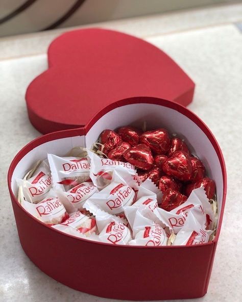 Ideas San Valentin, Gifts Basket Ideas, Making Gift Boxes, Birthday Candy Bouquet, Bouquet Chocolate, Diy Popsicle Stick Crafts, Wine Country Gift Baskets, Candy Gift Baskets, Chocolate Bouquet Diy