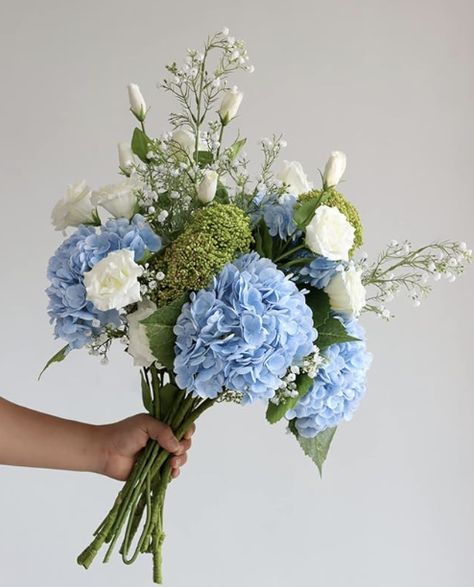 Blue Hydrangea Bouquet With Greenery, Blue Themed Bouquet, Dried Blue Hydrangea Arrangements, Blue Hydrangea Floral Arrangements, Wedding Decorations Hydrangea, Blue Florals For Wedding, Light Blue Outdoor Wedding, Colorful Hydrangea Bouquet, Wedding Decor Hydrangea