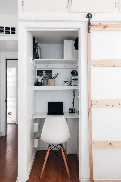 Un bureau petit gabarit dans un placard Small Closet Redo, Closet Turned Office, Cloffice Ideas, Closet Office Organization, Closet Desk, Home Office Closet, Small Workspace, Closet Office, Corporate Office Design