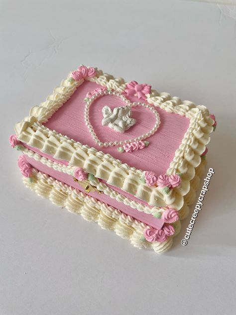 Cherub fake cake vintage cake Cake Box Design Creative, Clay Coquette, Clay Box Ideas, Jewelry Box Cake, Cake Boxes Diy, Aesthetic Crafts, Crochet Turtle Pattern, Fake Cakes, Clay Box