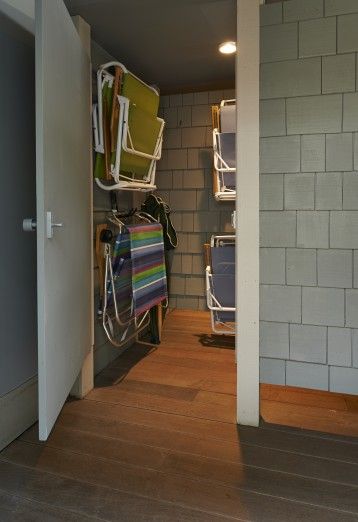 How to organize your beach stuff - love this beach chair closet. Inside a glamorous South Bethany beach house by Barry Dixon - The Washington Post Beach Chair Storage, Lake Bungalow, Beach House Storage, Beach House Deck, Beach House Accessories, Beach Storage, Cape Cod Beach House, Front Closet, Beach Things