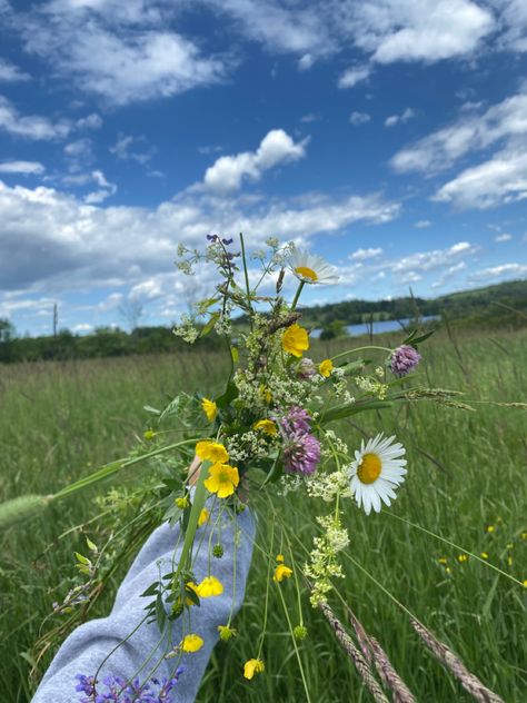 Fresh Picked Flowers, Picking Flowers Aesthetic, Flower Picking Aesthetic, Bucketlist 2024, Flower Bouquet Spring, Hand Picked Flowers, Summer Plan, Autumn Poems, Flower Picking