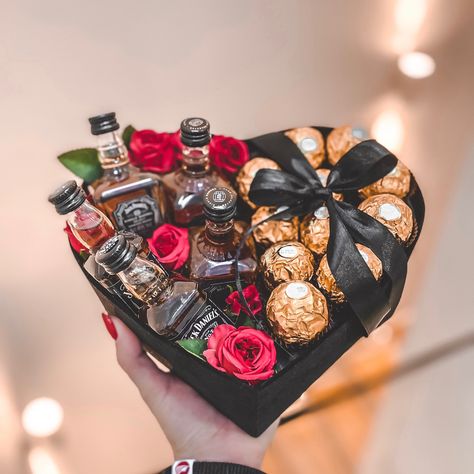 Valentines Day Hampers, Ideas San Valentin Para Hombre, Valentines Gift Box For Boyfriend, Flowers For Boyfriend, Valentine Day Dress, Red Valentines Day Dress, Valentine Gift Baskets, Valentine's Day Gift Baskets, Valentines Gift Bags