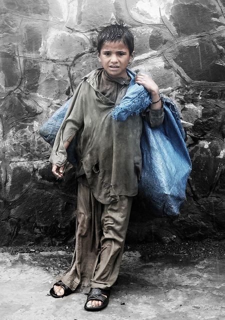 Child Worker, Lode A Dio, Poor Child, Child Labour, Kids Around The World, Image Chat, Poor Children, Homeless Children, Life Is Hard