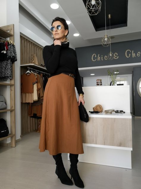 Brown Wool Skirt Outfit, Camel Skirt Outfit Fall, Camel Skirt Outfit, Long Skirt With Boots, Midi Skirt With Boots, Mid Skirt Outfits, Midi Skirt Boots, Suede Skirt Outfit, Tan Midi Skirt