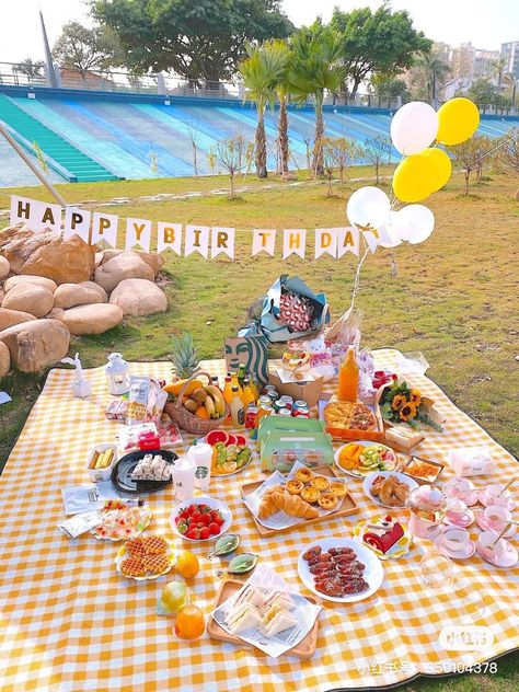 Piknik Party Birthday, Pick Nick Birthday Party Ideas, Picnic Pool Party Ideas, Picnic Design Ideas, Ideas De Picnic Aesthetic, Simple Birthday Picnic, Picnic Aesthetic Cumpleaños, Bday Picnic Ideas, Picnic Birthday Aesthetic