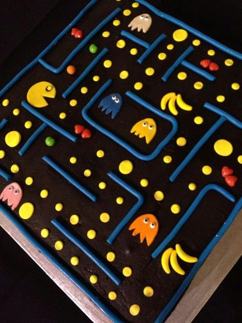 Pac maze Pacman Birthday Cake, Pac Man Cake Ideas, Packman Cake, Arcade Birthday Cake, Gaming Cake Ideas, Birthday Cake Decorating For Men, Pac Man Birthday Party, Cake Decorating For Men, Arcade Cake