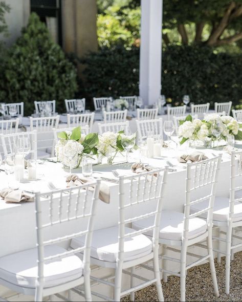 White Chavarri Chairs Wedding, Wedding Table White Chairs, White Table And Chairs Wedding, White Chiavari Chairs Wedding, White Chivari Chair, Wedding White Chairs, Chivari Chairs Wedding, Wedding Venue Chairs, White Chairs Wedding