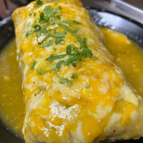 Verde Wet Burritos - Easy DIY Recipes Wet Burrito Recipes, Spicy Mexican Rice, Burrito Sauce, Pork Burritos, Wet Burrito, Green Sauce Recipe, Green Chile Enchilada Sauce, Cream Corn Casserole, Chicken Shredded