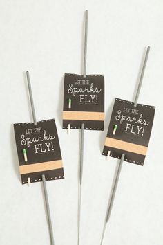 DIY Wedding Sparkler Tag and Sign project, with free printables! Wedding Sparkler Tags, Diy Event, Wedding Favors Fall, Wedding Sparklers, Wedding Favors Cheap, Favors Diy, Diy Wedding Favors, Unique Wedding Favors, Wedding Gift Favors