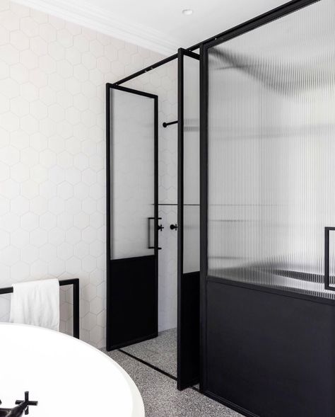 • Z + S Design Crush • Fluted glass 👊🏻 There’s no denying that fluted glass is damn sexy. Pair it with Matt black steel framing, and it adds a sophisticated New York vibe to any space 👊🏻 It’s also great at providing privacy, adding texture and diffusing light and that's why fluted glass gets the Z + S tick of approval ✔️👯‍♀️  Follow us on Instagram and Pinterest for more design tips and inspo. Black Bathroom Taps, Porte In Ferro, Black Taps, Wall Interior, Bathroom Fittings, Interior Design Awards, Bathroom Taps, Bathroom Trends, Flute Glass