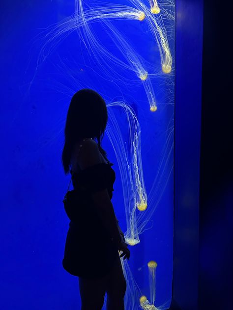 Girl posing at an aquarium wearing skirt cute outfit and poses for photoshoot at aquarium Aquarium Outfit Ideas Aesthetic, Aquarium Outfit Ideas Summer, Aquarium Instagram Pictures, Aquarium Poses, Aquarium Date Outfit, Aquarium Photoshoot, Aquarium Outfit Ideas, Ripleys Aquarium Toronto, Aquarium Outfit