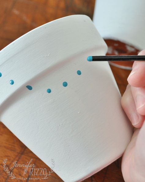 Use the end of a paint brush to make dots. The bigger the end of the brush, the bigger the dots. Painting Flower Pots, Terra Cotta Pots, Quick And Easy Crafts, Flower Pot Crafts, Painting Flower, Diy Decor Ideas, Diy Paint, Garden Tips, Enamel Paint