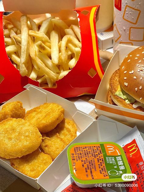 Mcdonalds Fries Aesthetic, Mcdonalds Happy Meal Aesthetic, Mcdonalds Chicken Nuggets, Big Mac Burger, Mac Burger, Mcdonald's Aesthetic, Mcdonalds Chicken, Mcdonalds Fries, Mcdonald Menu