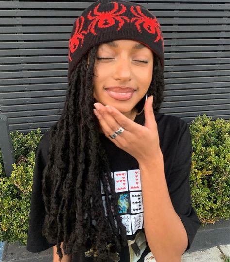 Braids With Beanie, Braids And Hats, Lame Cobain, Beanie Hairstyles, Cartoon Spider, Kpop Y2k, Vintage Beanie, Afro Braids, Dreads Girl