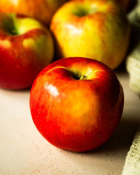 Looking for a fruit for a snack? Well go ahead and grab one or two. Let honey crisp apples make your snack list. 🍎 There are so many ways to incorporate these into your meals. Whether eating them by themselves or adding them to your salads or smoothies! You’ll enjoy a fresh delicious bite that’s perfect for a healthy summer treat! ☺️ 🔍Looking for photography for your produce of fruits or vegetables. Let’s chat💬 🤩 Click the link in the bio! #farms #supportfarms #produce #honeycrispapple #s... Fruit Grocery, Honey Crisp Apple, Snack List, Healthy Summer Treats, Honey Crisp, Apple Types, Snacks List, Honeycrisp Apples, A Fruit