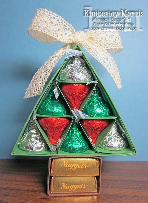 This is such a super cute gift/favor, it takes very little cardstock, and very little time to make. It's pretty conservative on the candy bu... Hershey Kisses Christmas Tree, Candy Grams, Tree Tutorial, Candy Crafts, Christmas Favors, Christmas Goodies, Noel Christmas, Marketing Ideas, Xmas Crafts