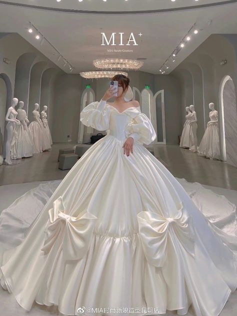 Wedding Dresses Extravagant, Dresses Extravagant, Extravagant Wedding Dress, Sleeve Wedding Gowns, Right Wedding Dress, Big Ball Gowns, Ball Gowns Fantasy, Wedding Dresses Princess, Extravagant Wedding Dresses