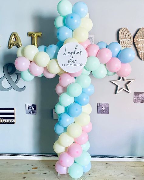 Cross Balloon Garland, Cross Balloon Arch, Balloon Cross Decoration, Easter Balloon Arch Church, First Communion Balloons, Cross Balloons, Communion Balloons, Easter Balloon Decor, Balloon Cross