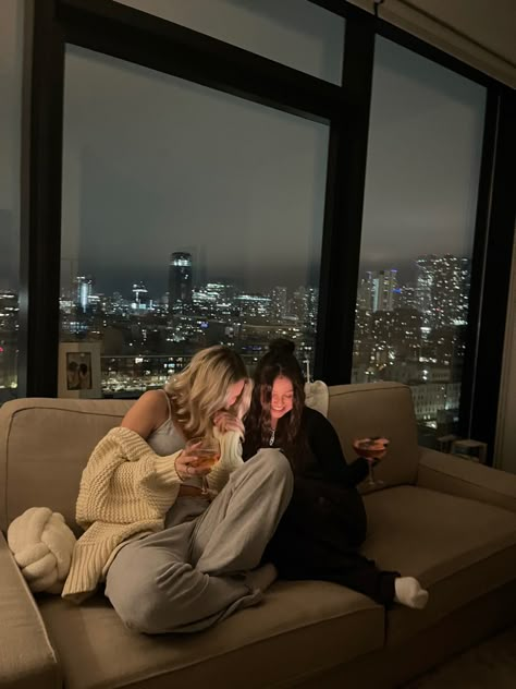 #citylife #chicago #bestfriend Vision Board Chicago, House With Best Friend, Living With Best Friend Apartment Aesthetic, Living With Bestie, La Life Aesthetic, Friends In Apartment, Best Friend Living Together, Living In Chicago Aesthetic, Apartment With Best Friend