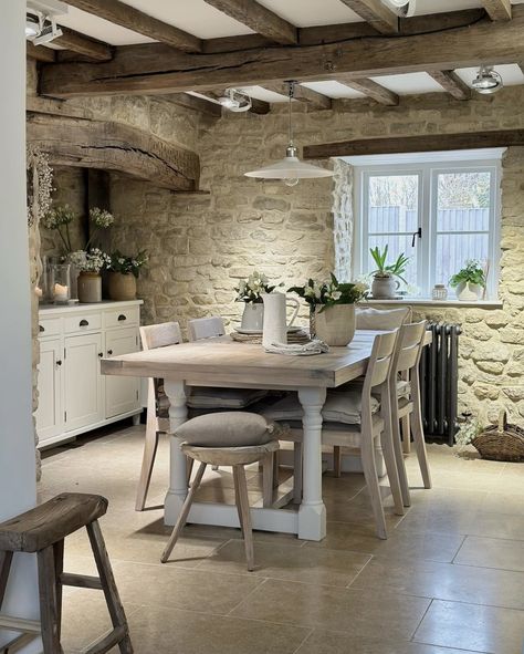 Cottage House Interior, Cottage Dining Rooms, Country Interior, Cottage Interiors, Stone Walls, Farmhouse Interior, Farmhouse Dining Room, Cottage Living, Cozy Cottage