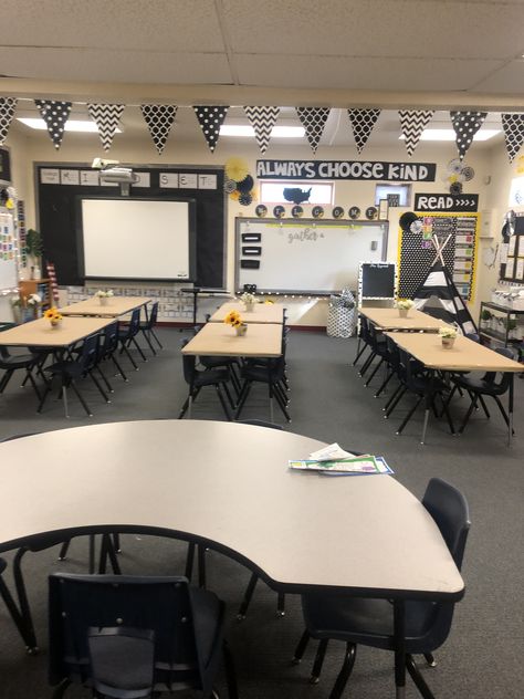 Classroom Table Arrangement, Black And White Classroom Decor, Middle School Classroom Themes, White Classroom Decor, Classroom Desk Arrangement, Black And White Classroom, Classroom Seating Arrangements, White Classroom, Teaching Classroom Decor