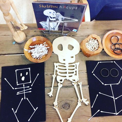 Hallowe’en is such a fun time of the year for children and such a great opportunity for educators to leverage intentional learning based on child-led interests. Below are some experiences tha… Art Provocations, Loose Parts Play, Reggio Inspired Classrooms, Halloween Kindergarten, Fall Kindergarten, Halloween Preschool, Fall Preschool, Invitation To Play, Loose Parts